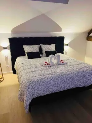 Un ou plusieurs lits dans un hébergement de l'établissement La suite Grand Cru et BDSM 3 minutes de Beaune