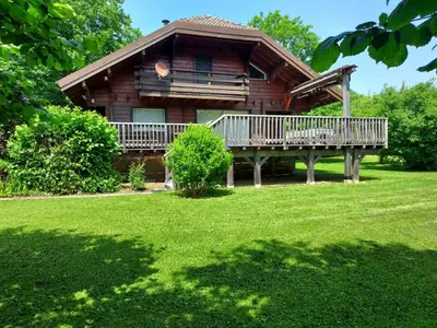 Jardin de l'établissement Chalet de Charme 100m² - Grand jardin - Gite les 4 saisons- Lac de chalain