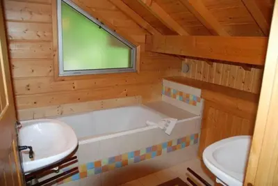 Salle de bains dans l'établissement Chalet de Charme 100m² - Grand jardin - Gite les 4 saisons- Lac de chalain