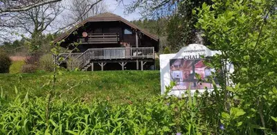 Jardin de l'établissement Chalet de Charme 100m² - Grand jardin - Gite les 4 saisons- Lac de chalain