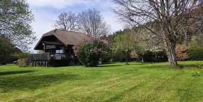 Jardin de l'établissement Chalet de Charme 100m² - Grand jardin - Gite les 4 saisons- Lac de chalain