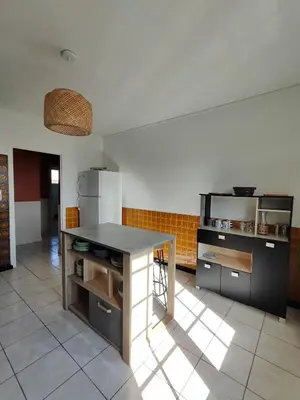 Cuisine ou kitchenette dans l'établissement Les jardins Ducarouge 2 climatisé