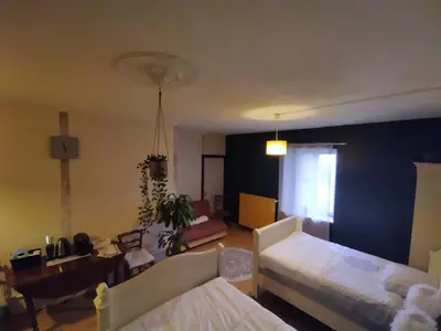 Un ou plusieurs lits dans un hébergement de l'établissement Charmante chambre dans village jurassien