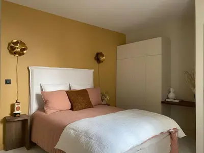 Un ou plusieurs lits dans un hébergement de l'établissement WELCOMING, LOVELY, CALM & CENTRALLY LOCATED FLAT