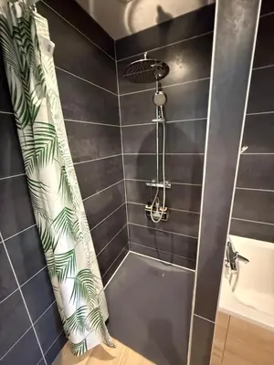 Salle de bains dans l'établissement LES ANTHOCYANES