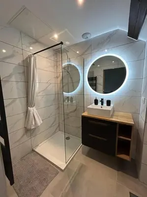 Salle de bains dans l'établissement Le Darcy, grand appartement centre ville Dijon, proche gare