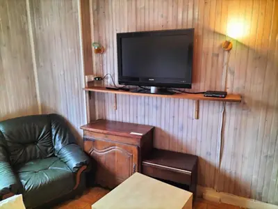 Télévision ou salle de divertissement dans l'établissement Jura , région des lacs