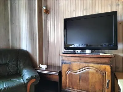 Télévision ou salle de divertissement dans l'établissement Jura , région des lacs