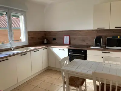 Cuisine ou kitchenette dans l'établissement Belle maison sur la Voie Verte, Mâcon-Cluny, 6 personnes