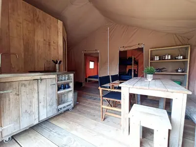 Cuisine ou kitchenette dans l'établissement Le Lodge de la Chouette