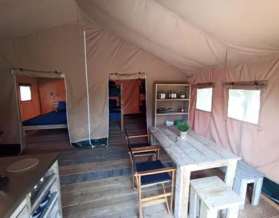 Cuisine ou kitchenette dans l'établissement Le Lodge de la Chouette