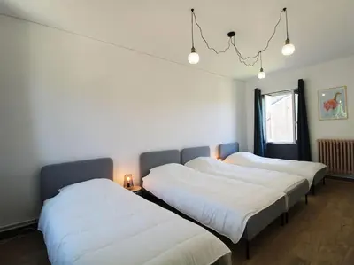 Un ou plusieurs lits dans un hébergement de l'établissement Agréable maison de campagne 12 voyageurs