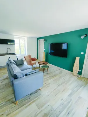 Télévision ou salle de divertissement dans l'établissement Gte du moulin brochat avec espace jacuzzi commun