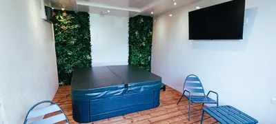 Télévision ou salle de divertissement dans l'établissement Gte du moulin brochat avec espace jacuzzi commun