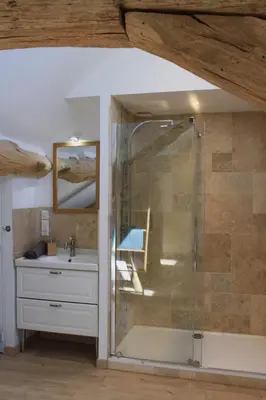 Salle de bains dans l'établissement Le Gîte des 2 Fontaines
