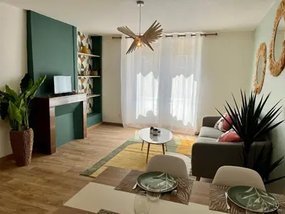 Télévision ou salle de divertissement dans l'établissement Confort & style dans ce joli appartement de 44 m2, chambre séparée, PLEIN CENTRE de Dole