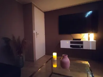 Télévision ou salle de divertissement dans l'établissement La maison de Morgane