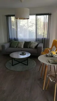 Coin salon dans l'établissement 555 Appartement calme et climatisé au cœur du village