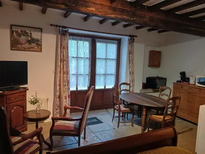 Télévision ou salle de divertissement dans l'établissement Maison studio village médiéval