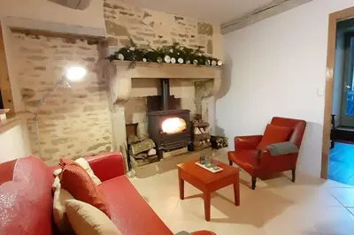 Coin salon dans l'établissement La Maison de Julienne en Bourgogne