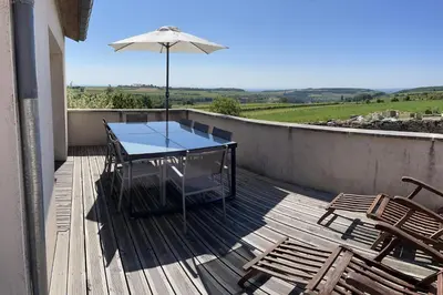 Piscine de l'établissement Le Cocon et le panorama des Hautes-Côtes ou située à proximité