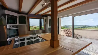 Cuisine ou kitchenette dans l'établissement Le Cocon et le panorama des Hautes-Côtes