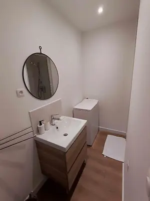 Salle de bains dans l'établissement T2 hyper centre LONS LE SAUNIER