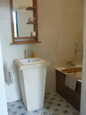 Salle de bains dans l'établissement Le Presbytère - Touillon, jacuzzi, 4 chambres pour 10