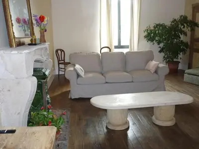 Coin salon dans l'établissement Le Presbytère - Touillon, jacuzzi, 4 chambres pour 10