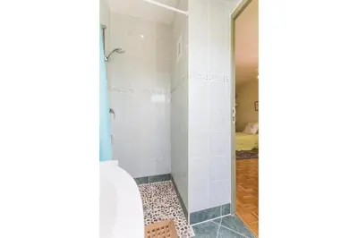 Salle de bains dans l'établissement La Villanelle