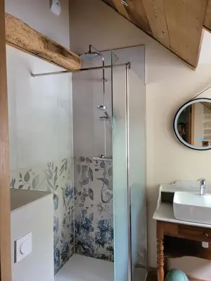 Salle de bains dans l'établissement GÎTE LE GEVOT