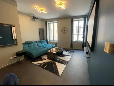 Télévision ou salle de divertissement dans l'établissement Escapade Urbaine - Balnéothérapie - Cinéma au Cœur de la Ville