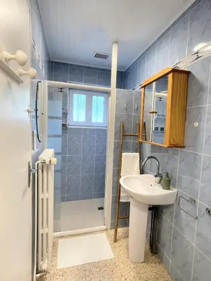 Salle de bains dans l'établissement Maison au pied de la Roche