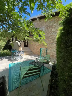 Terrasse ou espace extérieur de l'établissement Maison au pied de la Roche