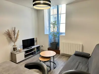 Télévision ou salle de divertissement dans l'établissement Appartement calme au cœur de la ville