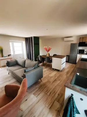 Coin salon dans l'établissement Gte du Moulin Brochat 4 toiles avec espace jacuzzi commun