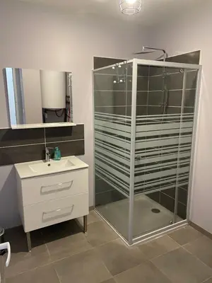 Salle de bains dans l'établissement cosy et calme au cœur de la ville