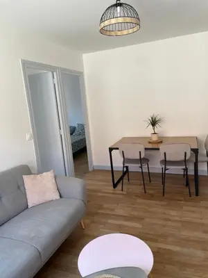 Coin salon dans l'établissement cosy et calme au cœur de la ville
