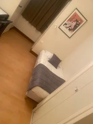 Un ou plusieurs lits dans un hébergement de l'établissement hotel du commerce