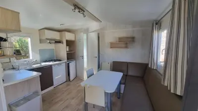 Cuisine ou kitchenette dans l'établissement gite récent, piscine privative