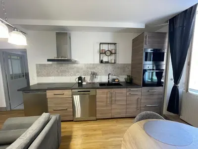 Cuisine ou kitchenette dans l'établissement Liberté et Confort, appartement entier, moderne avec 2 chambres et cuisine équipée au coeur de Semur
