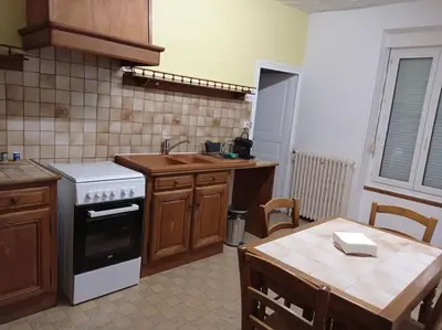 Cuisine ou kitchenette dans l'établissement Appartement centre Saulieu
