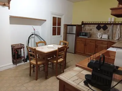 Cuisine ou kitchenette dans l'établissement Appartement centre Saulieu