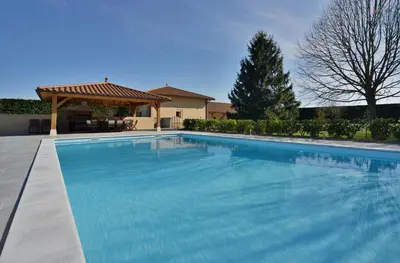 Piscine de l'établissement Domaine de la Garde ou située à proximité