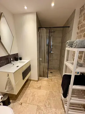 Salle de bains dans l'établissement Domus de la Pierre