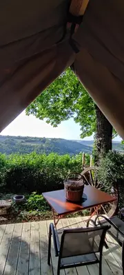 Paysage naturel près de la tente de luxe