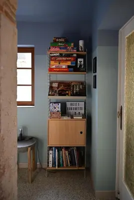 Bibliothèque dans la maison de vacances