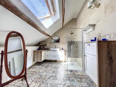 Salle de bains dans l'établissement Maison de vacances au cœur de la nature
