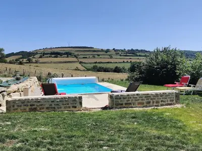 Piscine de l'établissement gîte dans ancien moulin ou située à proximité
