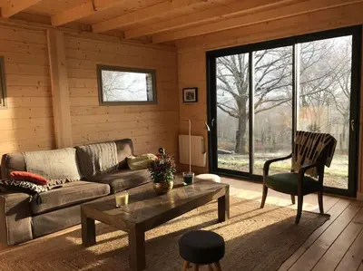 Coin salon dans l'établissement Maison de bois en pleine nature à 20 min de Beaune